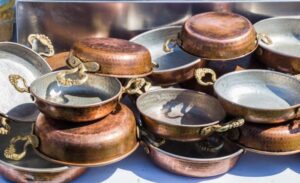 Jak prawidłowo cynować miedziane garnki, by służyły latami