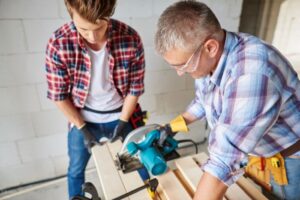 Bezpieczne majsterkowanie przy domu — jak chronić dłonie, oczy i plecy?